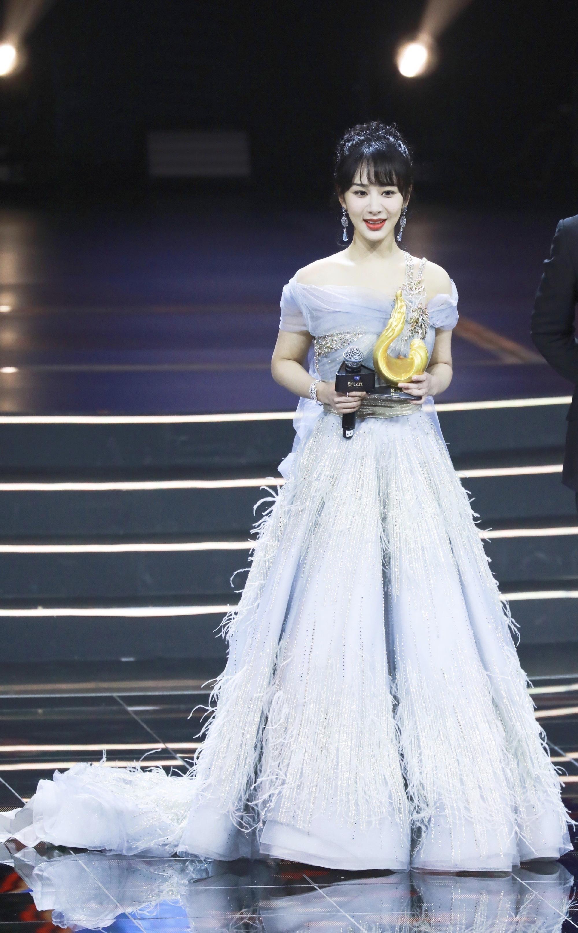 杨紫亮相央视节目录制,粉色层叠荷叶卷边裙,呆萌可爱