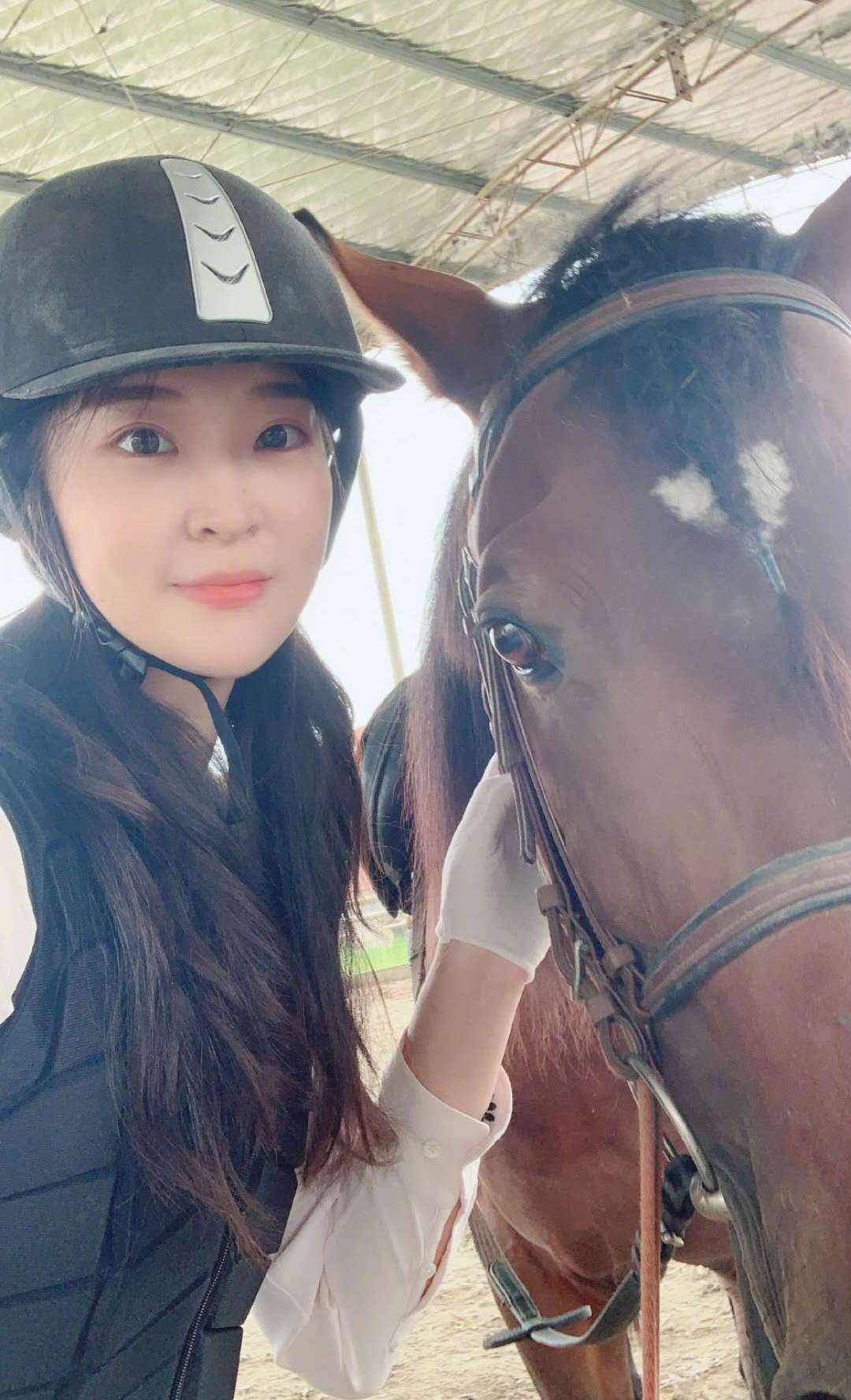 惠若琪晒骑马照身高体长骑在马背上英姿飒爽网友马压力大