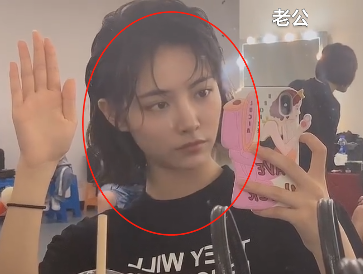 25岁许佳琪对镜自拍,纯素颜状态下的五官,确定我没看错吧?