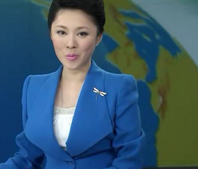 中国传媒大学,之后在2001年进入中央电视台实习,现在在主持的节目是