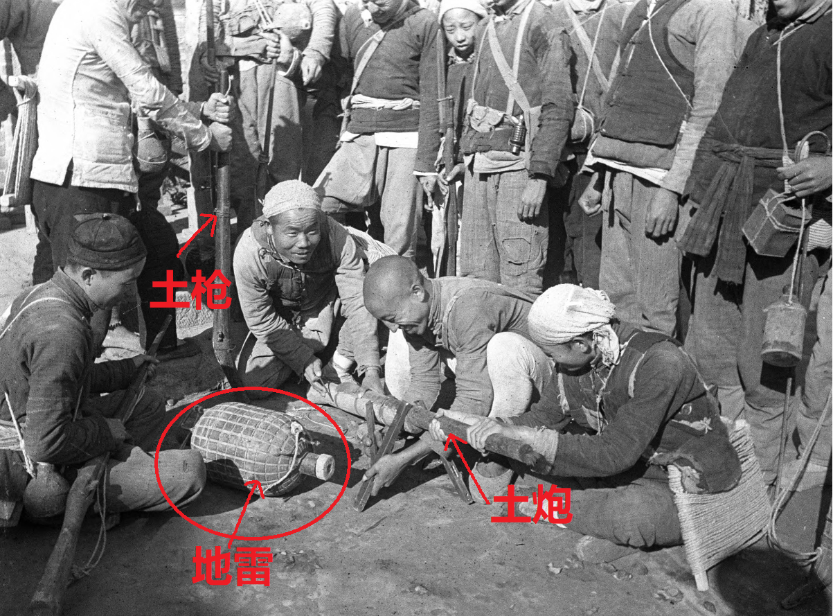 向记者自豪展示装备的八路军民兵,如水桶般大小的地雷第一次见