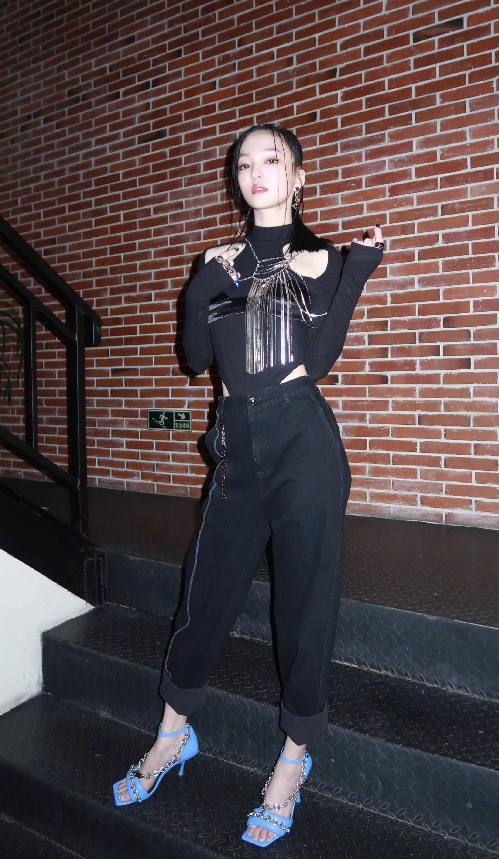 张韶涵久违现身机场,白色露脐毛衣配紧身裤,身材纤瘦苗条