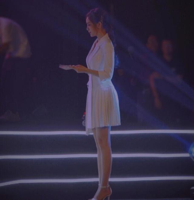 余霜参加lpl出征仪式,晒出现场照片,这大长腿太养眼了