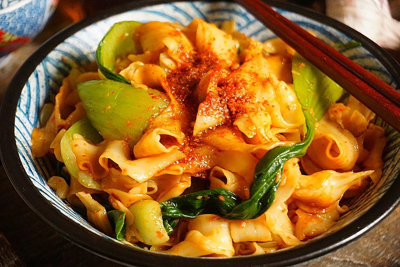 油泼面最简单的家常做法面条筋道满嘴香越吃越过瘾一招学会