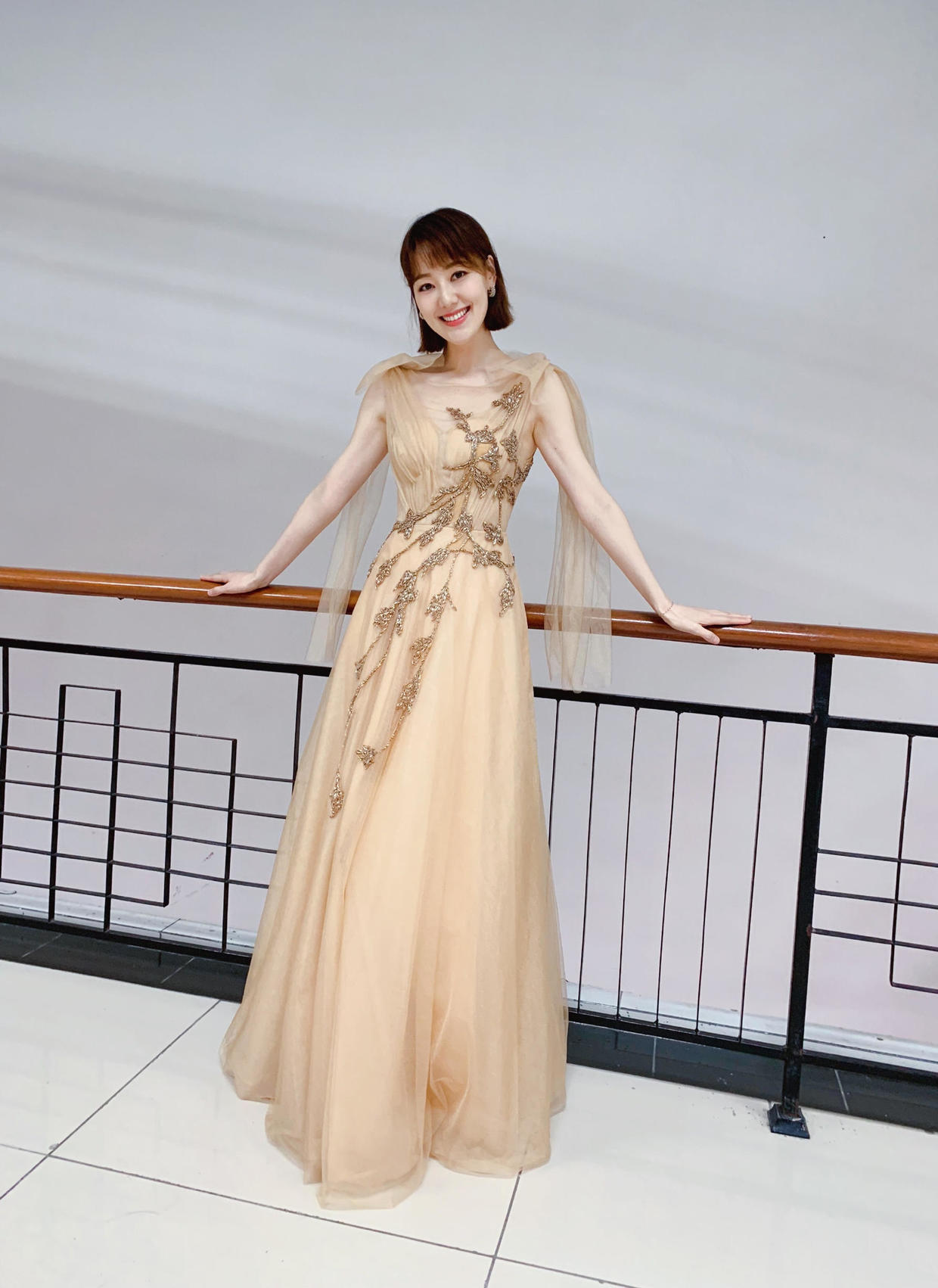 王冠气质就是好,穿香槟色薄纱连衣裙配齐肩发,美得高贵又大方