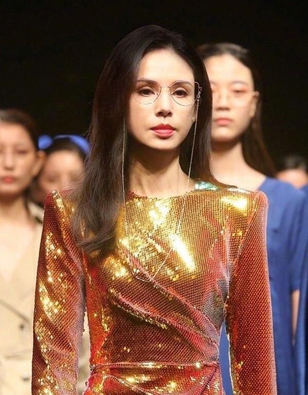 54岁李若彤走秀细腰大长腿黄金身材比例完全把模特比下去