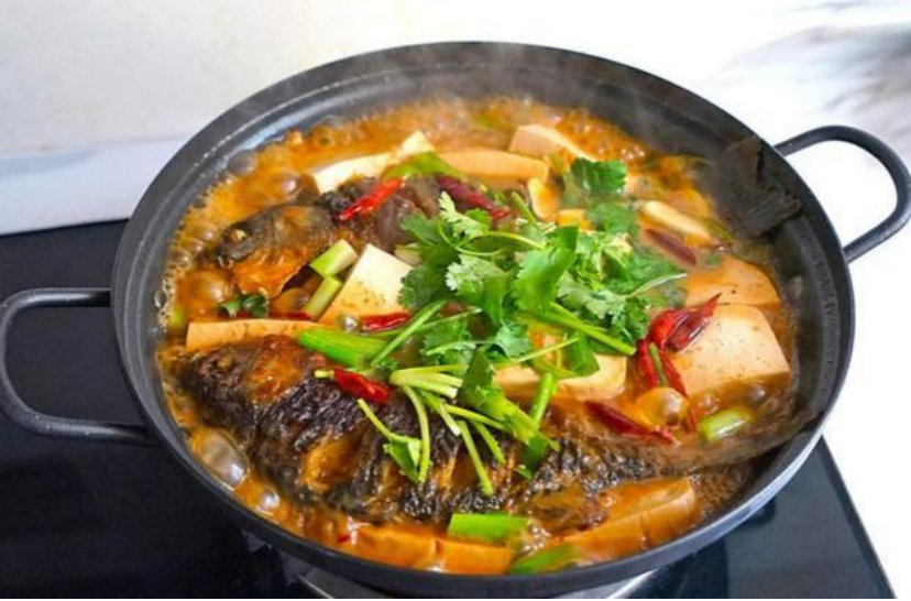 鲫鱼炖锅汤汁鲜美宵夜的首选赶紧学起来吧