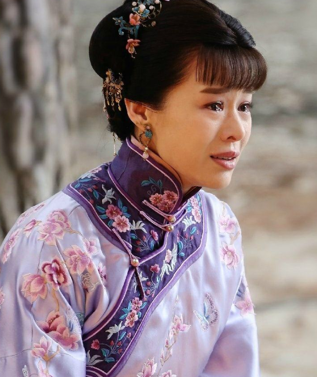 胡杏儿带大儿子打疫苗,孩子全程淡定扮鬼脸,长相帅气与妈妈超像