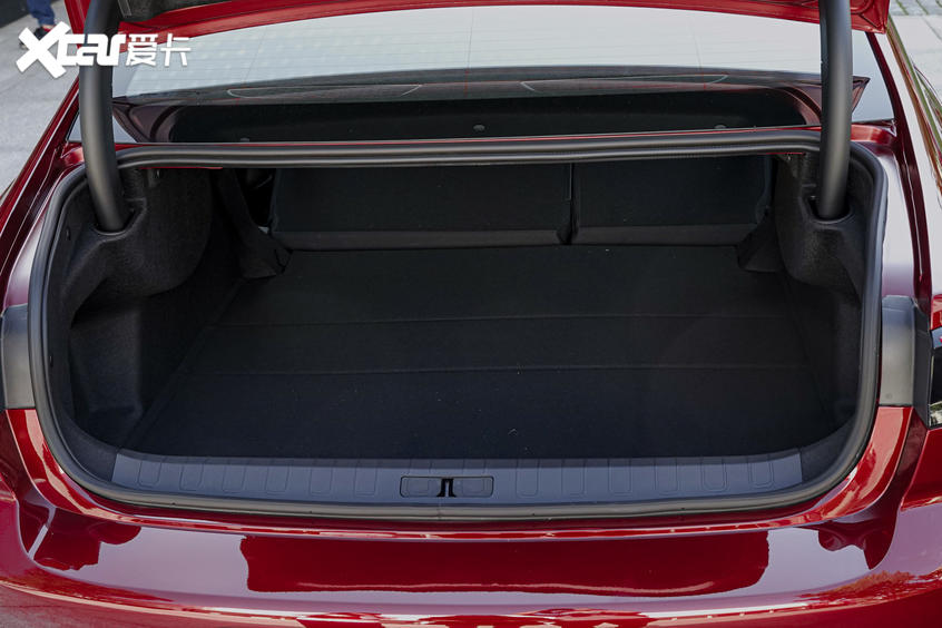 东风标致508l后备厢开口比较规整,支持4/6放倒,容积513l,在不放倒后排