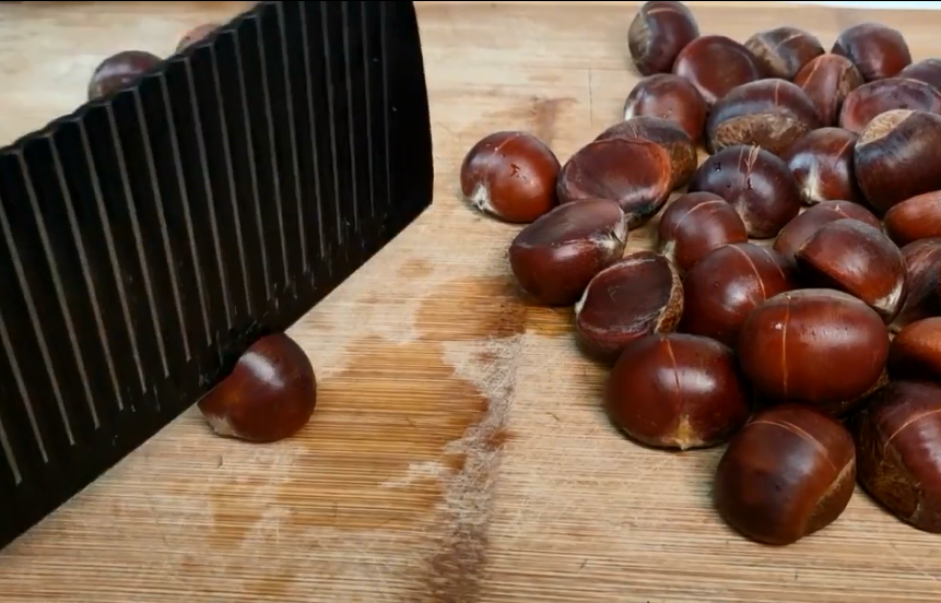 板栗好吃难剥皮？农村人教你简单做法，板栗绵软香甜个个自动脱皮休闲区蓝鸢梦想 - Www.slyday.coM
