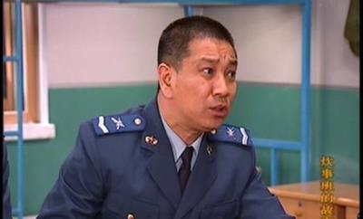 周小斌因为出演《炊事班的故事》中的大周,拿下了"金星奖"最佳男演员