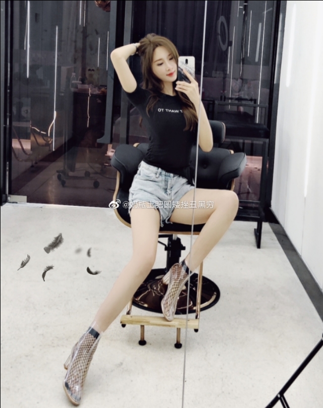 周妍希:少女气息,时尚穿着