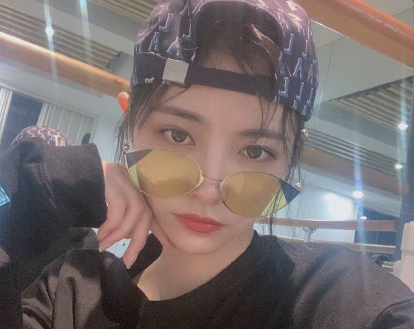 25岁许佳琪对镜自拍,纯素颜状态下的五官,确定我没看错吧?