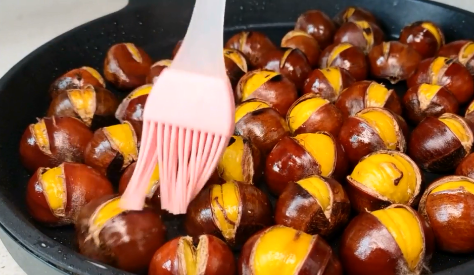 板栗好吃难剥皮？农村人教你简单做法，板栗绵软香甜个个自动脱皮休闲区蓝鸢梦想 - Www.slyday.coM