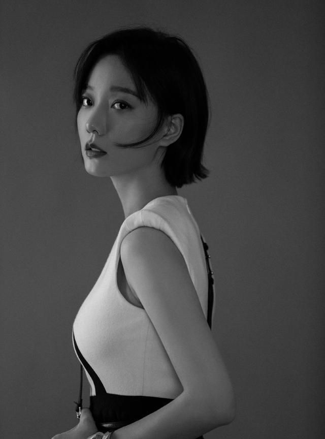 36岁王璐丹嫌长裙不香非剪掉半圈裙摆效果果然很惊艳