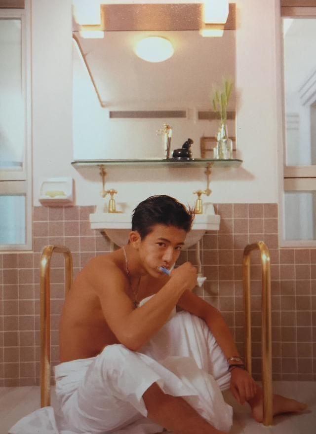 47岁木村拓哉晒湿发浴袍照健硕体魄隐约可见抬头纹添成熟魅力