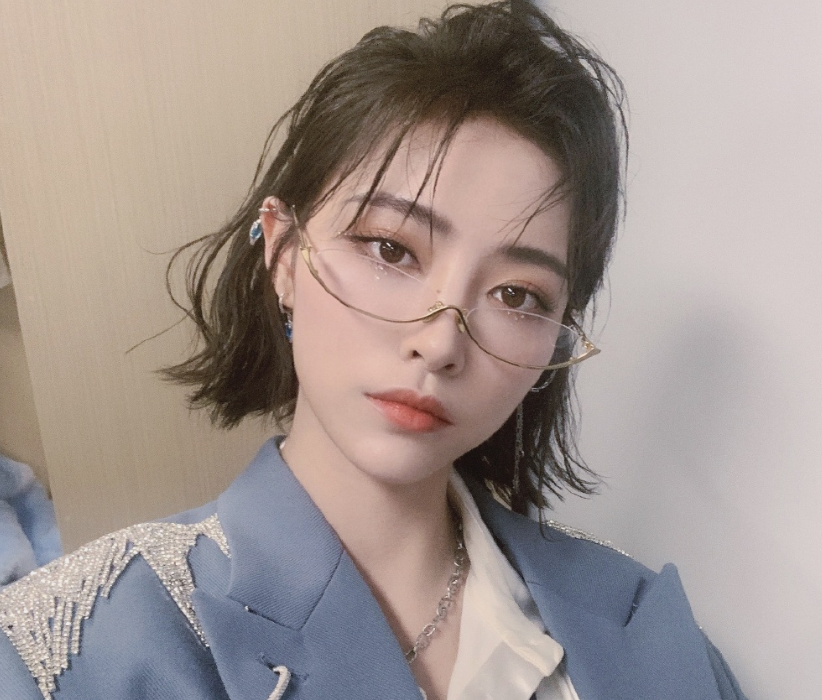 25岁许佳琪对镜自拍,纯素颜状态下的五官,确定我没看错吧?