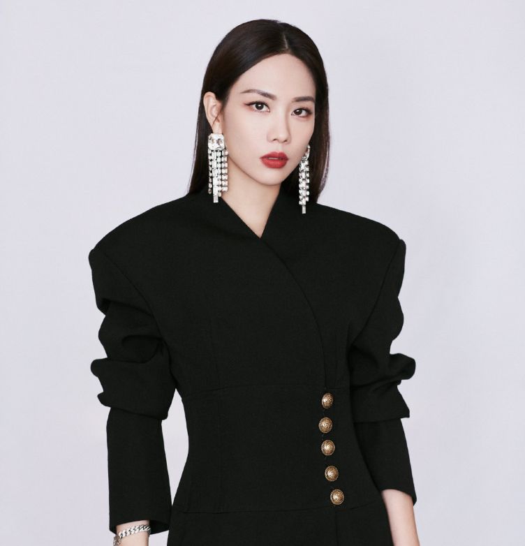 王霏霏资源有多好?刚参加完选秀不久,转身又参加表演类综艺