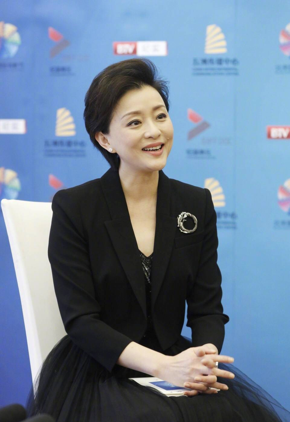 杨澜真厉害身穿一件拼接色连衣裙出席活动很有贵妇气质范