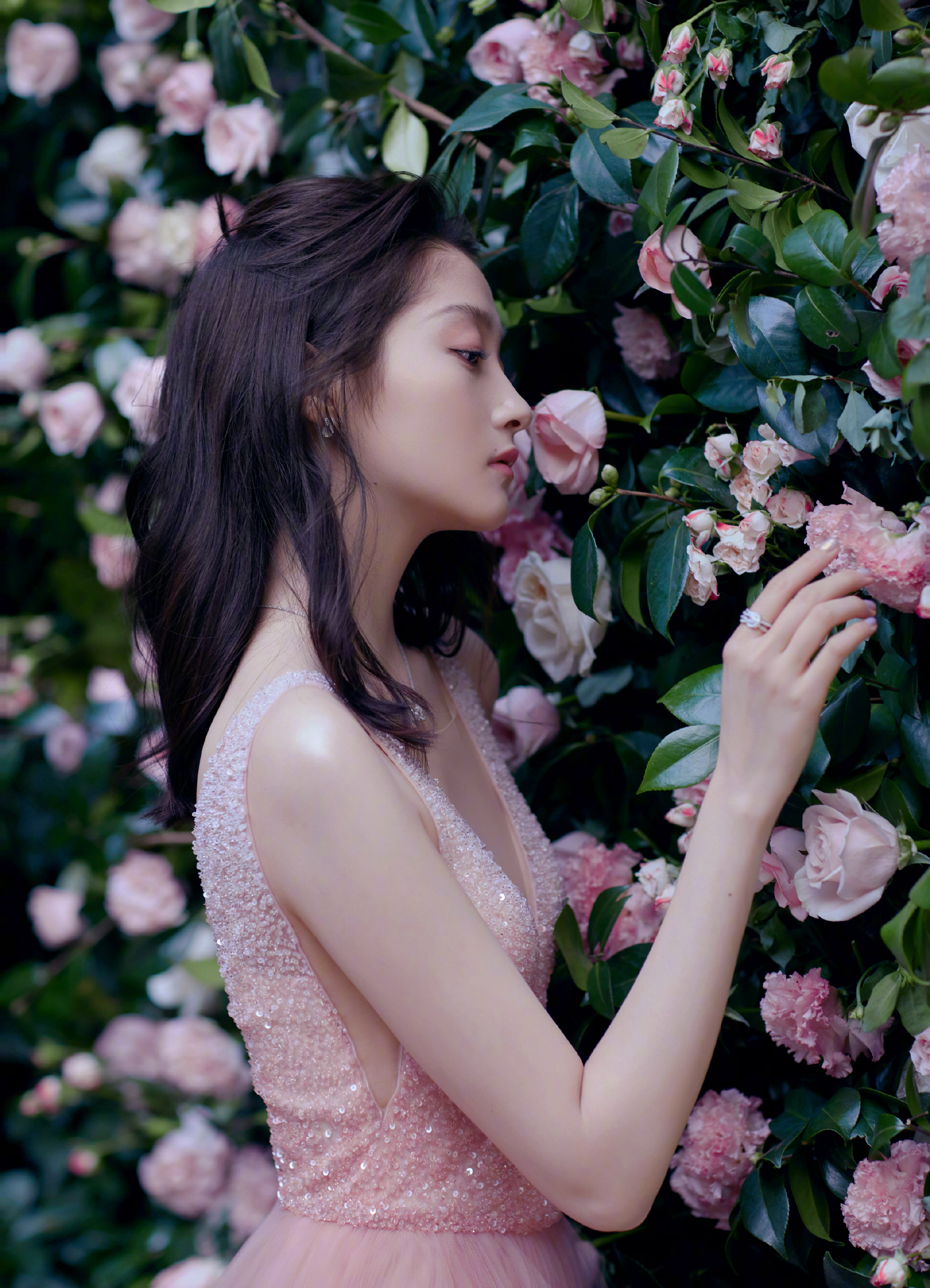 关晓彤终于穿对了!一袭花粉蛋糕释放绝美仙气,港风大片更闪瞎眼