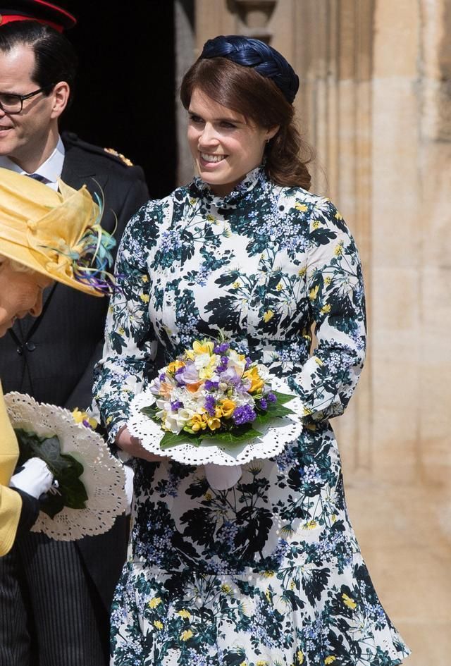 尤金妮公主胖一圈!穿碎花裙兜不住身材,腰围竟然和臀围一般大小