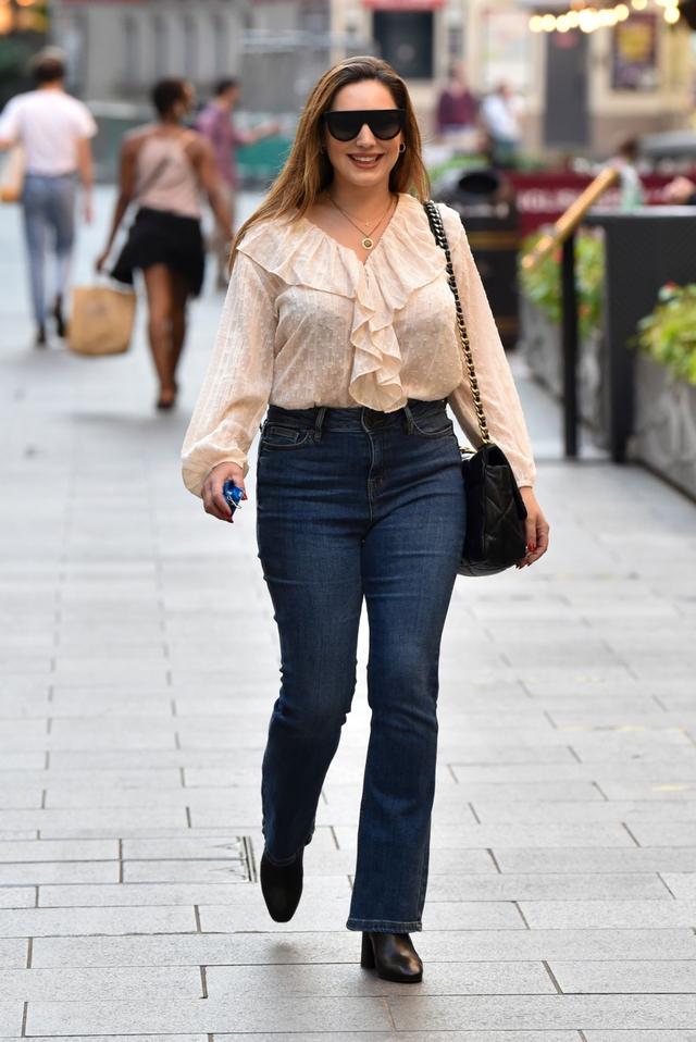 女星凯莉布鲁克现身伦敦街头她看上去优雅不凡