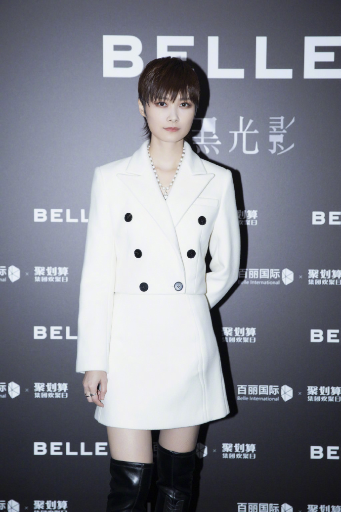 李宇春华丽转身穿西装裙配过膝靴1米75身高比例优越
