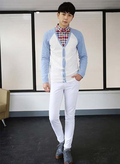 显帅气黑色带帽卫衣搭配破洞牛仔裤,很多音乐时尚人士都喜欢的装扮,酷