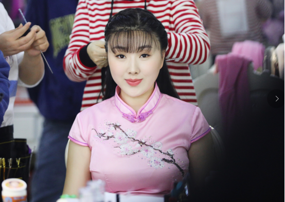 歌手肖洋台前幕后照曝光 诗情画意