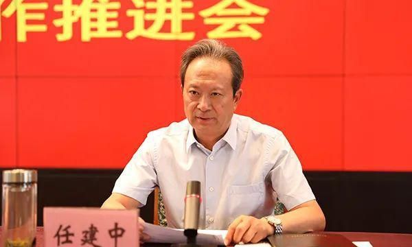 任建中在主持会议时强调,要统一思想,提高认识,把思想统一到党中央