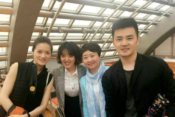 新闻联播33岁新主持严於信琴棋书画样样精戴钻戒名草有主