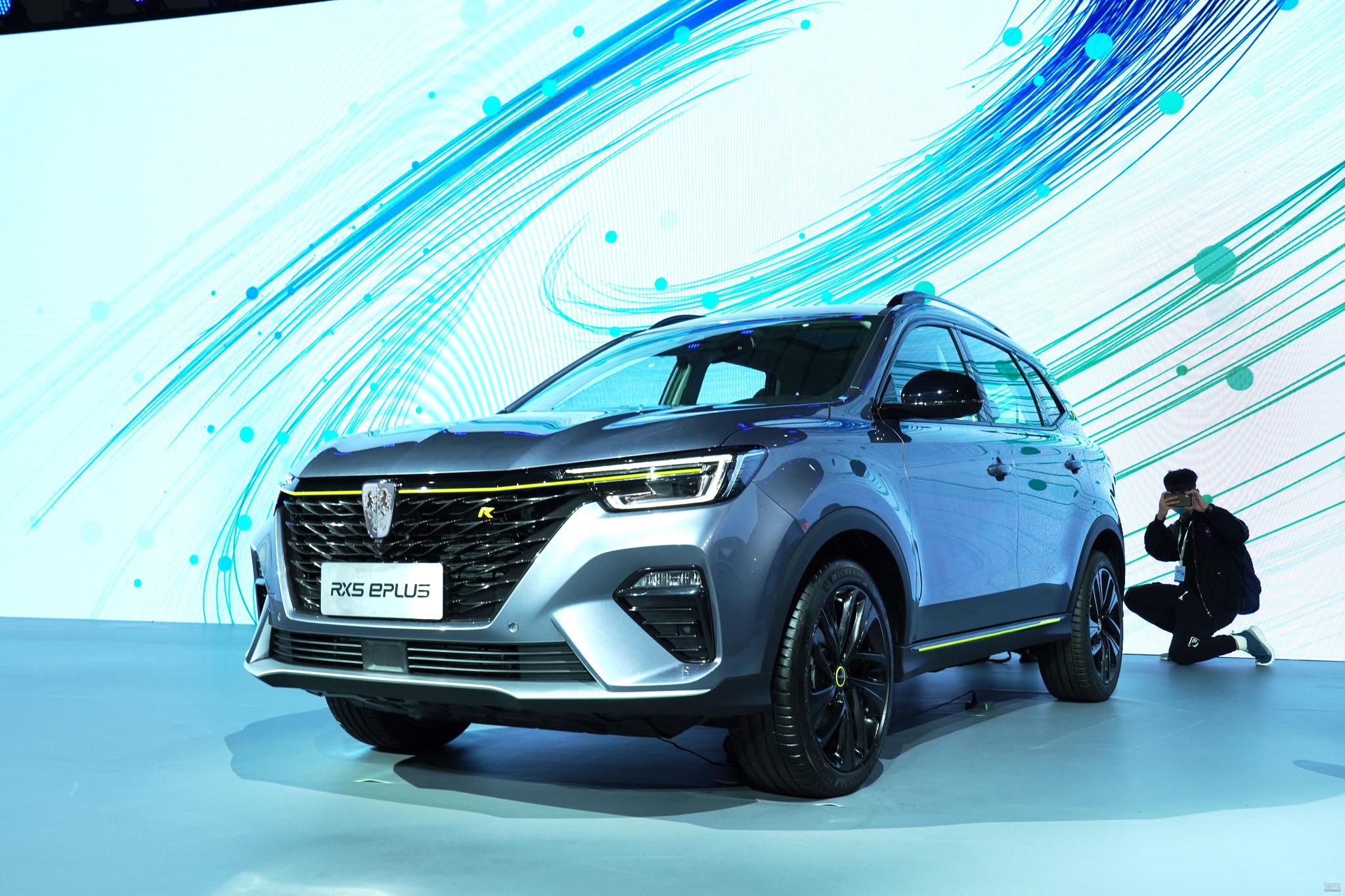 荣威rx5 eplus为荣威rx5 plus的插电混合动力版本,所以在大体的设计