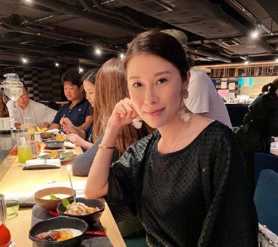 黎淑贤出道的时间很早,她在1995年的时候就凭借自身条件,获得了亚洲