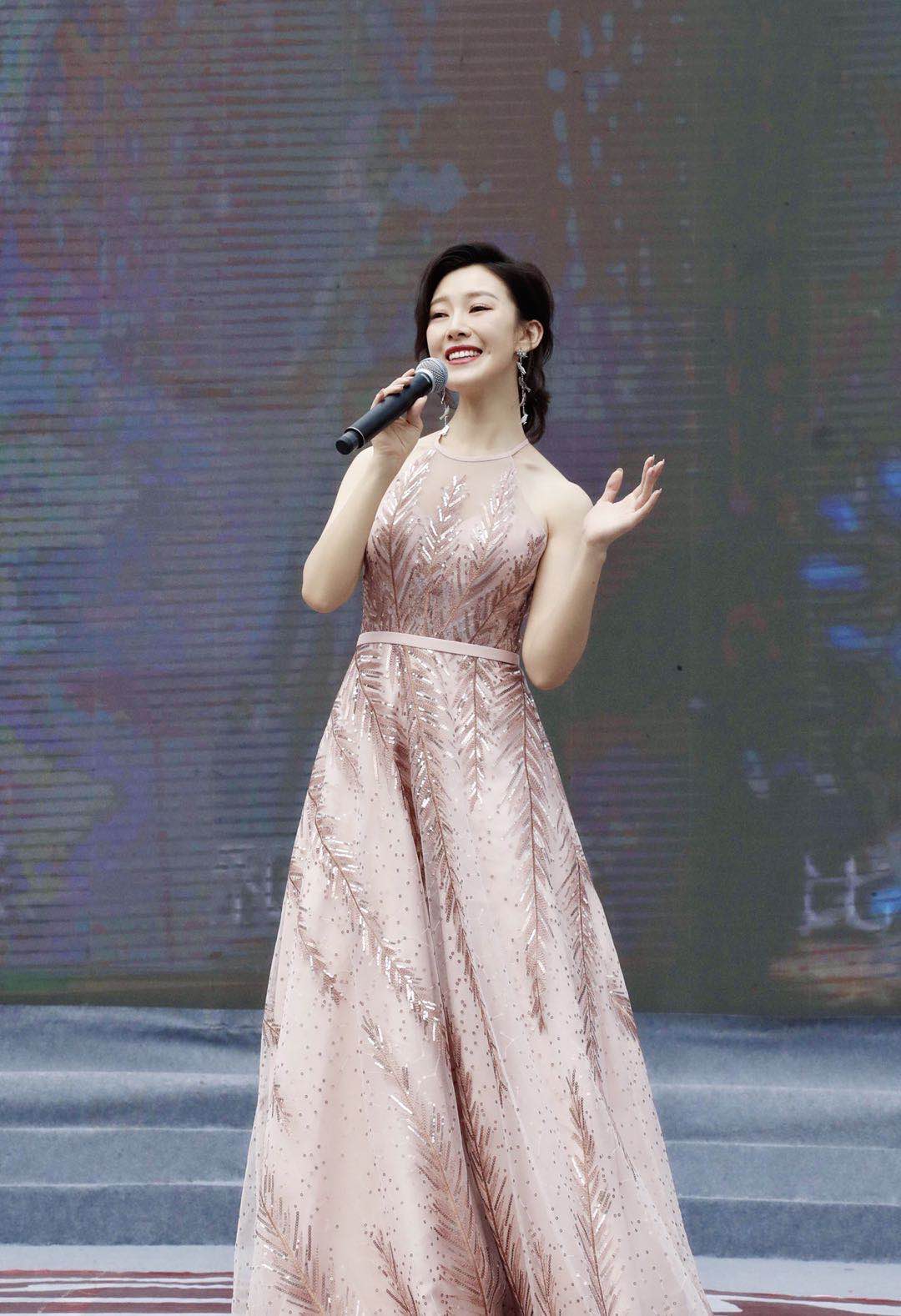 常思思受邀出席中国农民丰收节活动 完美花腔高音致敬劳动者