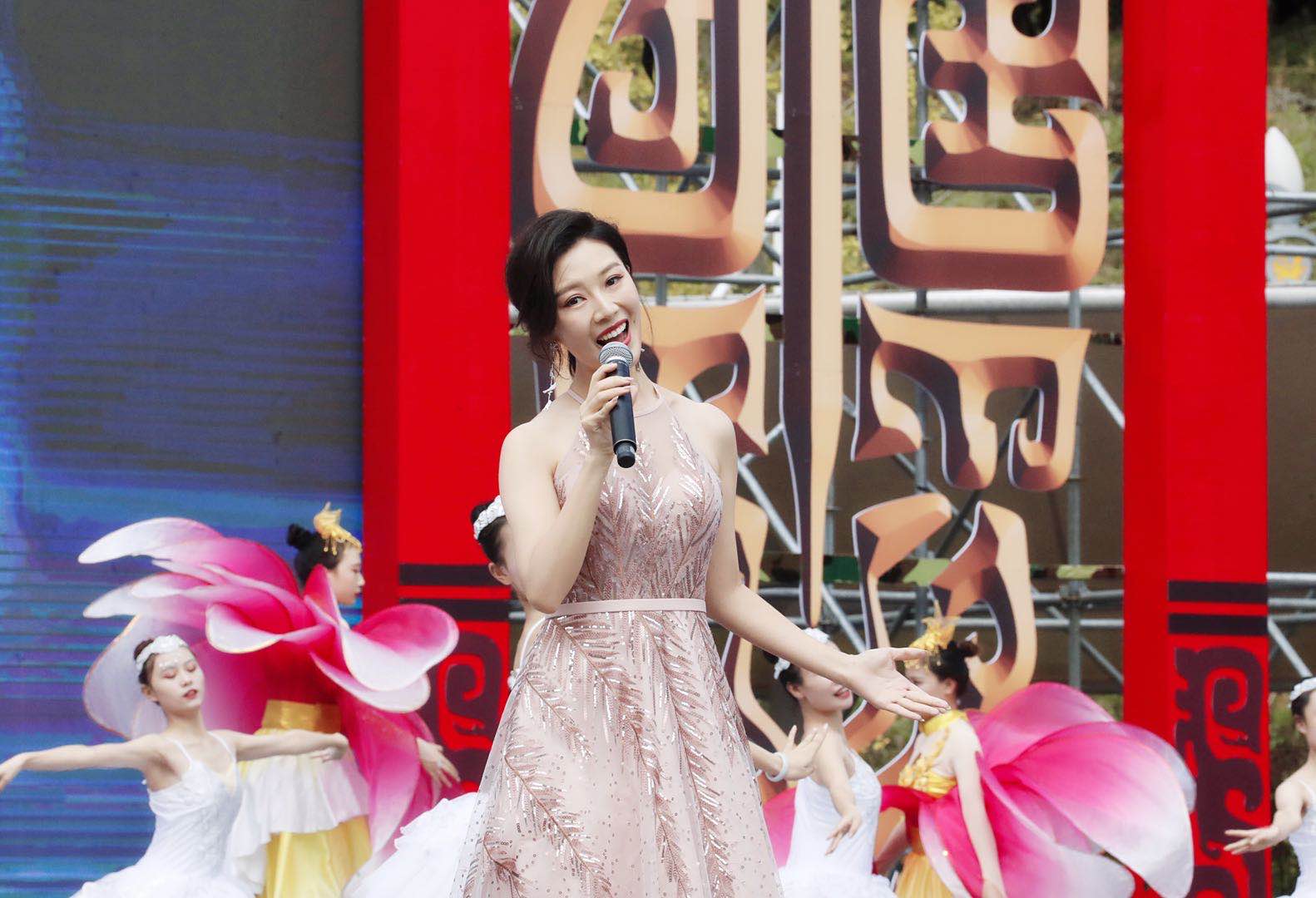 基层"慰问演出活动,我国著名青年花腔女高音歌唱家常思思受邀出席活动