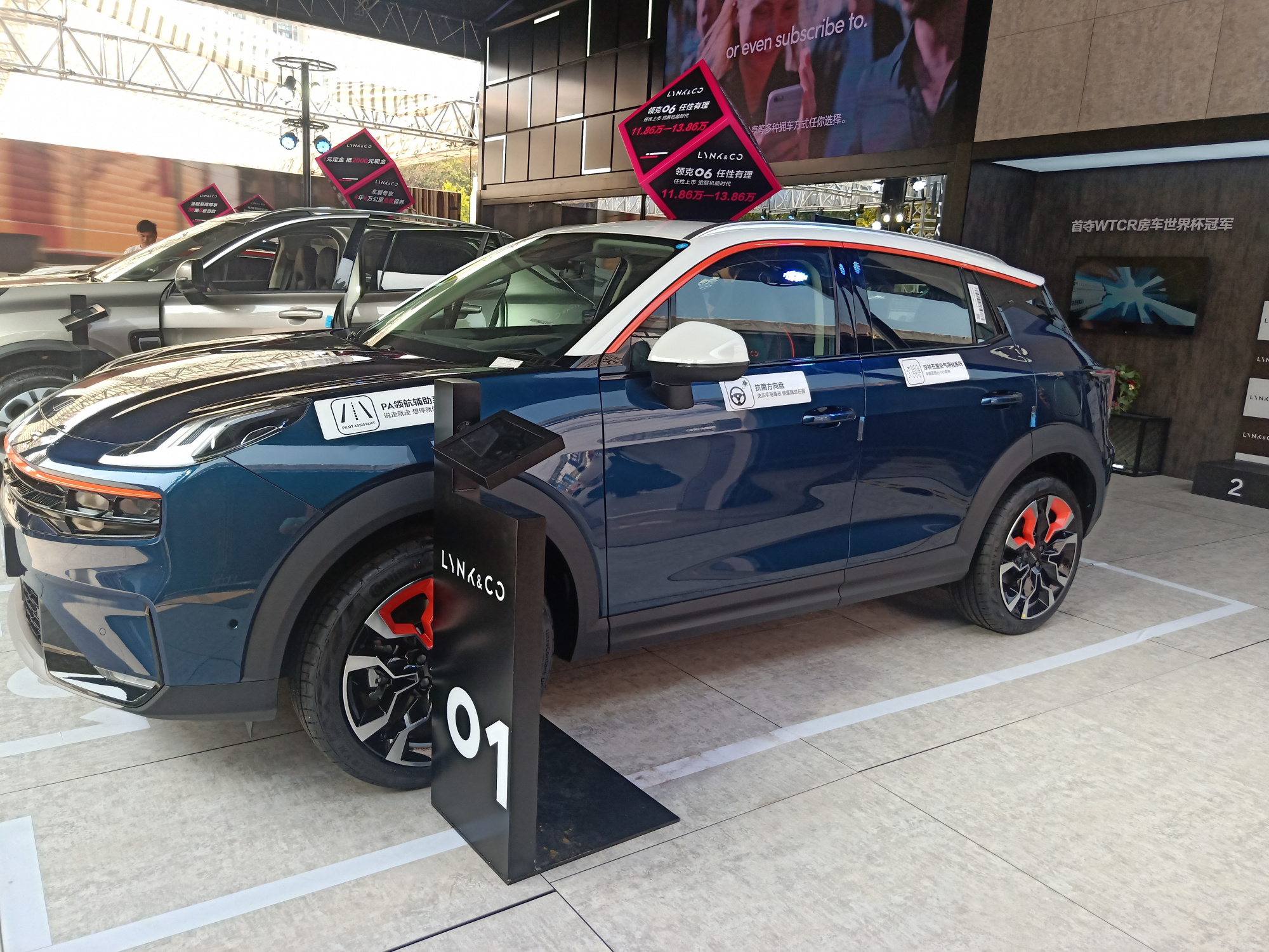 吉利又成功了!领克06实车到店,油耗6.6l,首任车主终身质保-新浪汽车