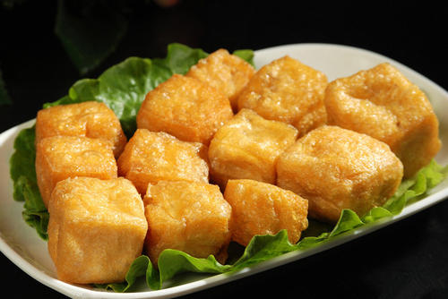 用料 卤水老豆腐 一块儿约330克 食用油 1升炸豆腐泡的做法洗干净油炸