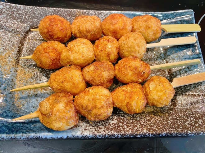 用料 鹌鹑蛋 16个 椒盐粉 少许 番茄酱 少许 烧烤酱 少许香脆鹌鹑蛋的