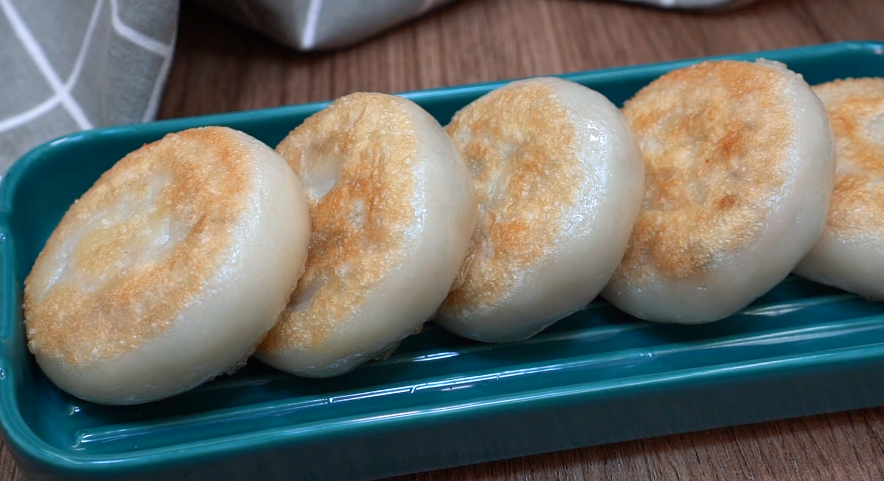 农家院糯米饼:传统做法简单易学,咸香软糯馅料足,好吃不油腻