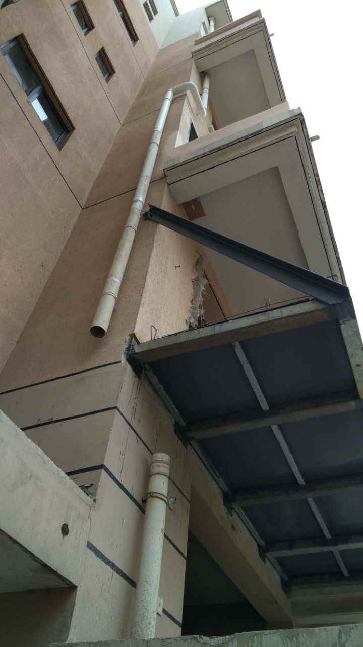 开发商怎么想的,公用雨水管不好好呆外墙上,杵阳台内多碍事