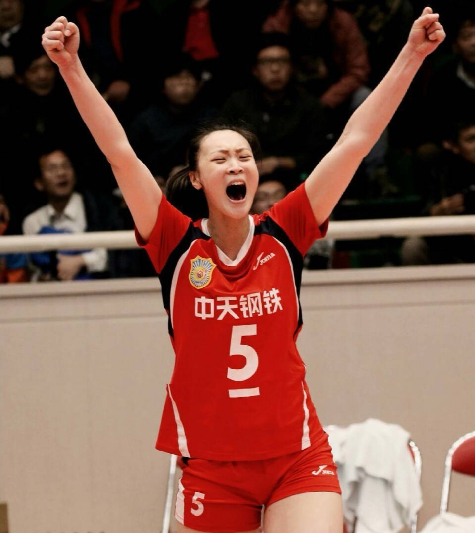 女排老队长解锁新运动,骑马喂马悠闲自在|社交媒体|江苏女排|惠若琪