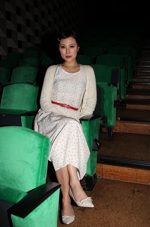 刘心悠美得真耐看!穿"奶奶衫"配碎花裙,都市丽人也能古韵犹存