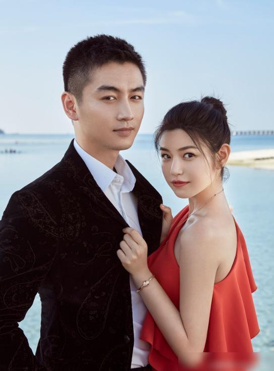 陈晓夫妻牵手非常恩爱穿衬衣裤衩有点中年样陈妍希笑的好开心