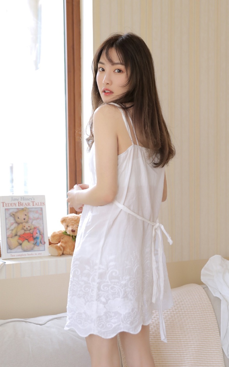 性感长腿美女吊带睡裙迷人写真