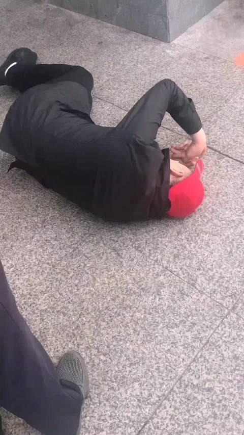 老头带着乌盆告状,怎料新县令直接当审乌盆,围观百姓全看傻了!