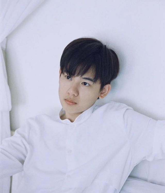 文质彬彬的16岁高中学霸学习好长得帅而且拍照都这么型男范