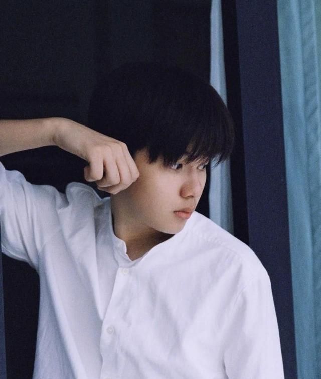 文质彬彬的16岁高中学霸学习好长得帅而且拍照都这么型男范