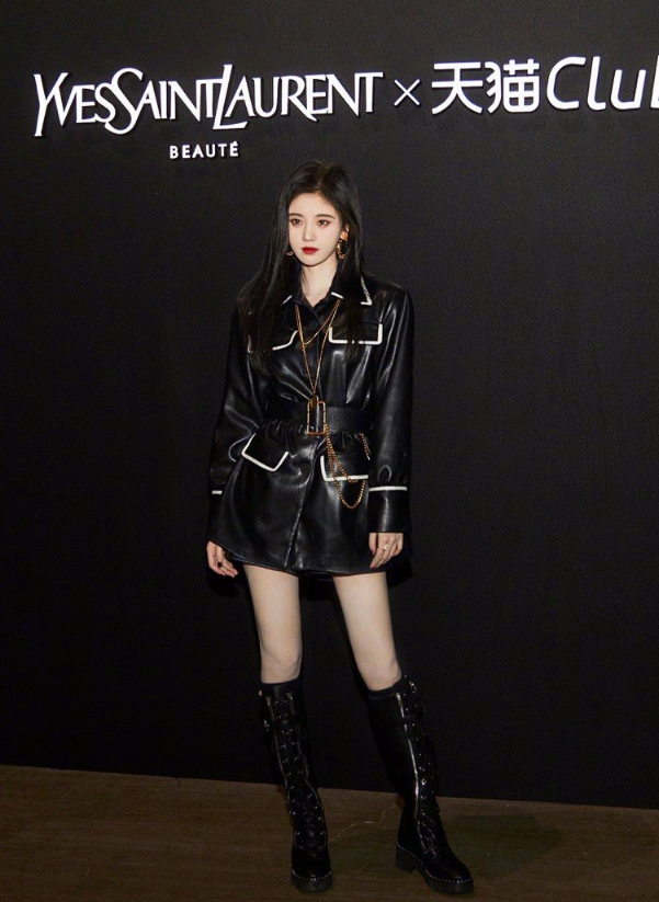 是谁给鞠婧祎的勇气?穿10年前旧款衣服现身,口罩也挡不住精致脸