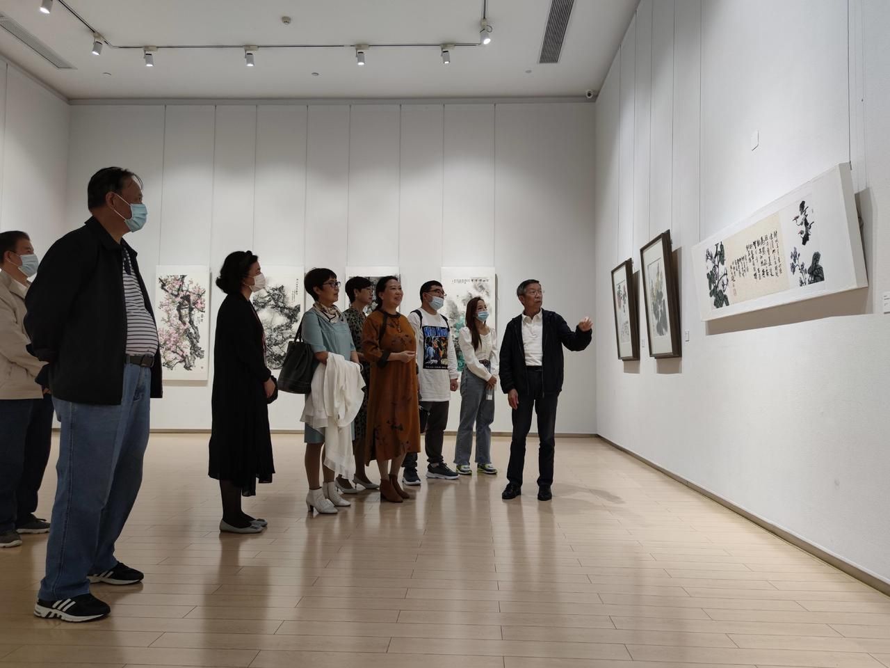 汤湖美术馆名家书画展艺术批评家带观众看画展咋回事