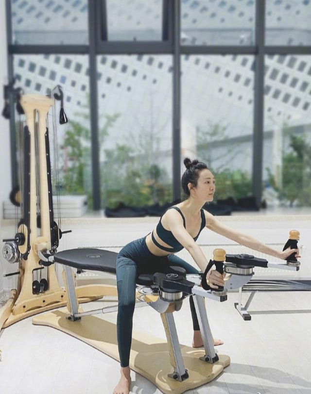 王鸥练器械普拉提,侧身曲线玲珑真好看,认真到脚趾都在用力